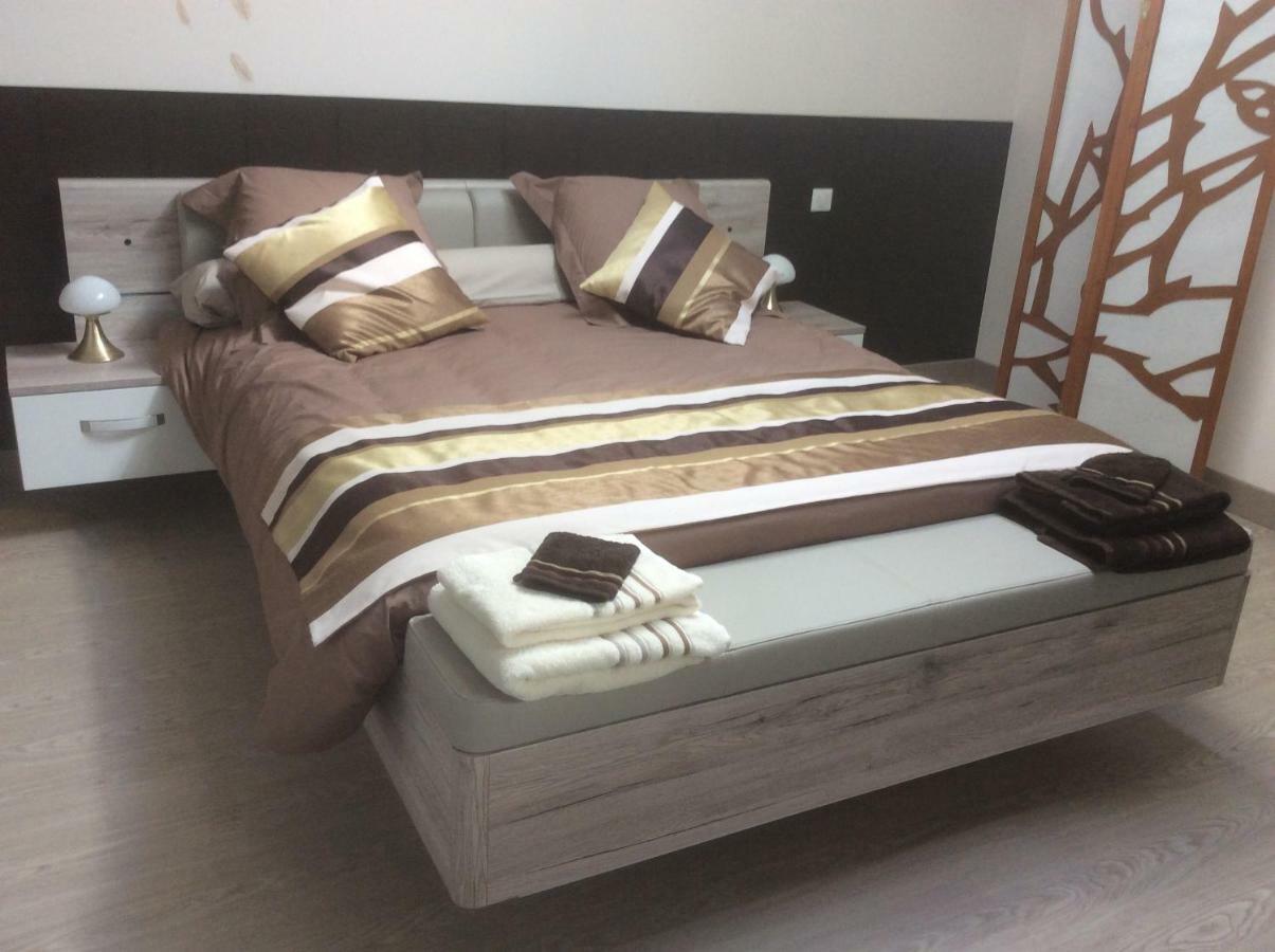Le Grillage A Poules Bed & Breakfast Chateaubernard Ngoại thất bức ảnh